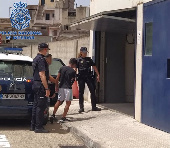 Agentes de la Policía Nacional detienen a dos jóvenes por presuntamente llevar entre sus ropas sustancia estupefaciente en Porto Cristo