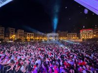 Más de 20.000 personas siguen a diario las sesiones de DJ de la Plaza del Castillo