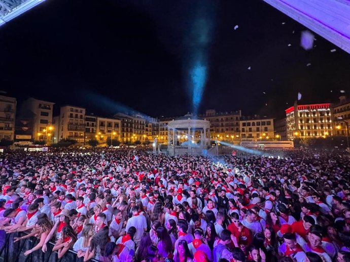 Más de 20.000 personas siguen a diario las sesiones de DJ de la Plaza del Castillo durante los Sanfermines 2022.