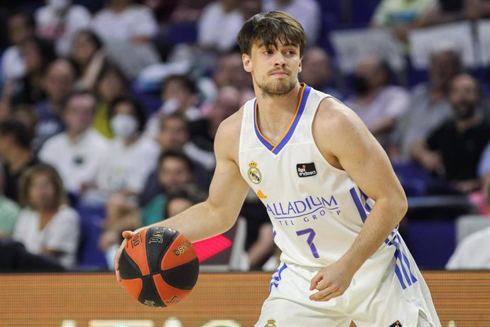 Archivo - Urban Klavzar of Real Madrid in action during the first Liga ACB Endesa semifinal playoff basketball match between Real Madrid and Bitci Baskonia Vitoria Gasteiz at Wizink Center on June 02, 2022 in Madrid, Spain.