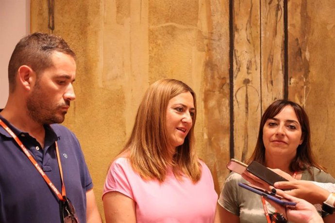 Virginia Barcones (c), junto Miriam Andrés y Miguel Ángel Blanco.