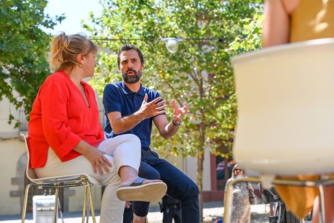 El conseller d'Empresa i Treball de la Generalitat, Roger Torrent (ERC) juntament amb la consellera de Cultura, Natlia Garriga