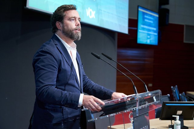 El portavoz de Vox en el Congreso, Iván Espinosa de los Monteros, interviene en una jornada de Vox, en el Palacio Europa, a 9 de julio de 2022, en Vitoria-Gasteiz, Álava, País Vasco (España).