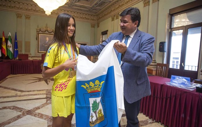 El alcalde de Huelva recibe a María Ramos, campeona de España con selecciones andaluzas Alevín de Fútbol Sala y Fútbol 7