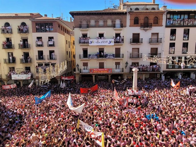 Teruel celebra el inicio de las Fiestas de la Vaquilla con miles de personas en la plaza del Torico