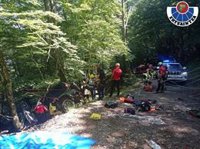 Rescatados los dos ocupantes de un vehículo tras caer por un terraplén en Eskoriatza