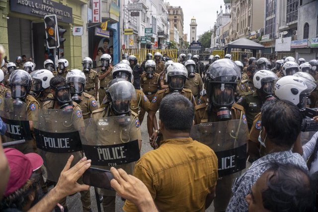 Policía durante las protestas en Sri Lanka