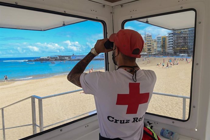 Socorrista de Cruz Roja en la Playa de Las Canteras