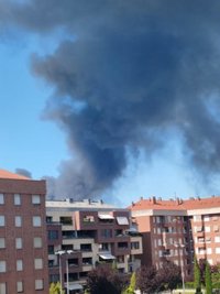 Recursos de emergencias trabajan para sofocar un incendio en el polígono Cantabria de Logroño