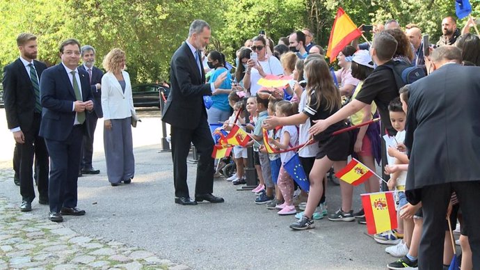 Archivo - Felipe VI saluda a varias personas a las puertas del  Monasterio de Yuste en su última visita a Extremadura en mayo. Archivo