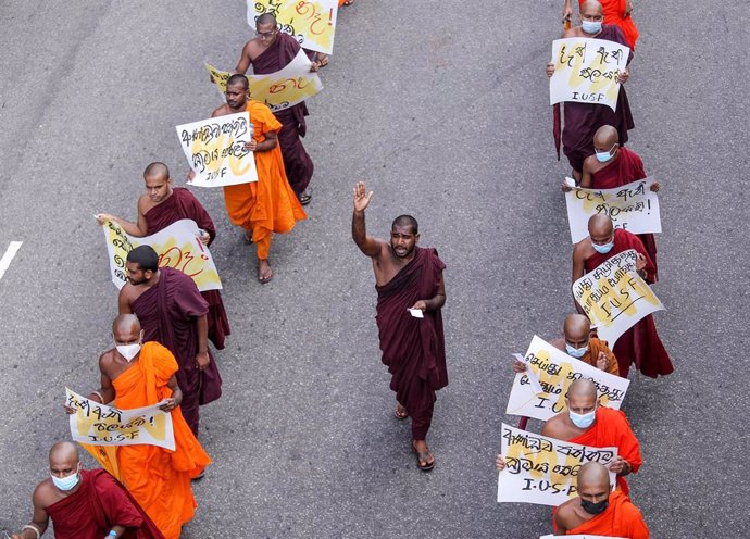 Monjes budistas durante las protestas contra el presidente de Sri Lanka, Gotabaya Rajapaksa