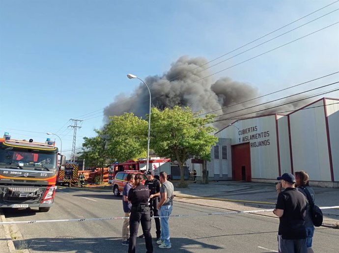 El incendio del polígono Cantabria está perimetrado para no afectar a otros pabellones pero no controlado ni extinguido