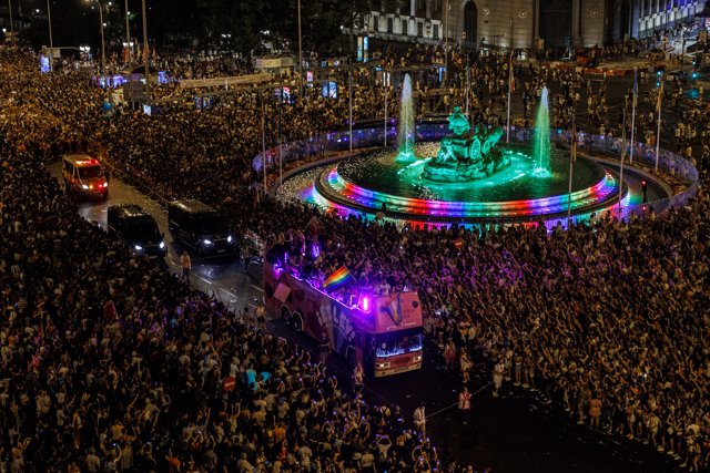 Fuente de Cibeles con carrozas durante el Orgullo LGTBIQ+, a 9 de julio de 2022, en Madrid (España). 
