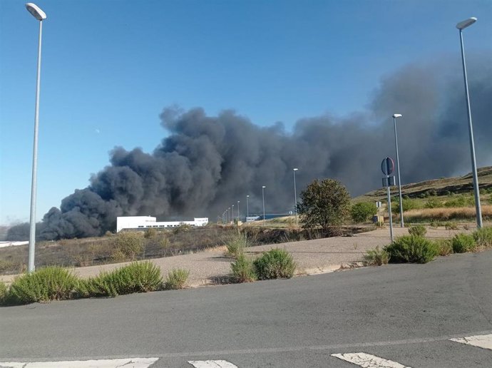 Incendio en una nave del polígono Cantabria