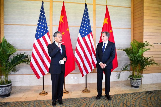 El secretario de Estado de Estados Unidos, Antony Blinken, y el ministro de Exteriores de China, Wang Yi