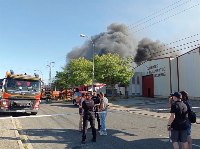 Estabilizado el incendio en la nave industrial de la empresa 'Zabaleta' del polígono Cantabria de Logroño