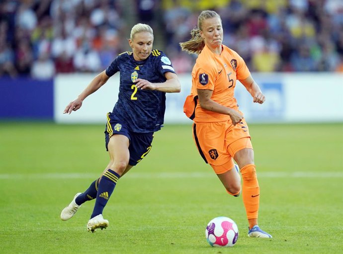 09 July 2022, United Kingdom, Sheffield: Sweden's Jonna Andersson (L) and Netherlands' Lynn Wilms battle for the ball during the UEFA Women's EURO England 2022 Group C soccer match between Netherlands and Sweden at Bramall Lane. Photo: Danny Lawson/PA W