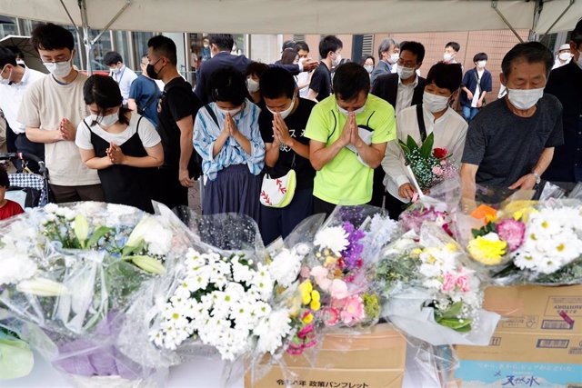 Ramos de flores en recuerdo del ex primer ministro japonés Shinzo Abe en el lugar en el que fue asesinado en Nara