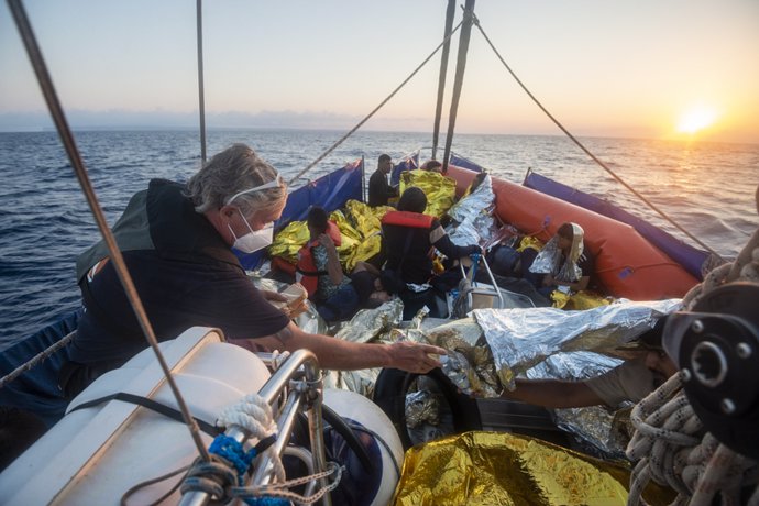 Refugiados a bordo del barco Nadir, tras ser rescatados en el Mar Mediterráneo, donde esperan permiso para atracar en Lampedusa, Italia.