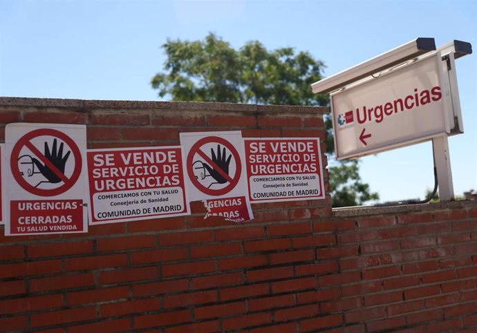 Varios carteles en los que se lee: 'Se vende servicio de urgencias' en el SUAP del Centro de Salud Mar Báltico, a 1 de julio de 2022, en Madrid (España). La presidenta de la Comunidad de Madrid, anunció ayer, el 30 de julio, que todos los SUAPs (Servici