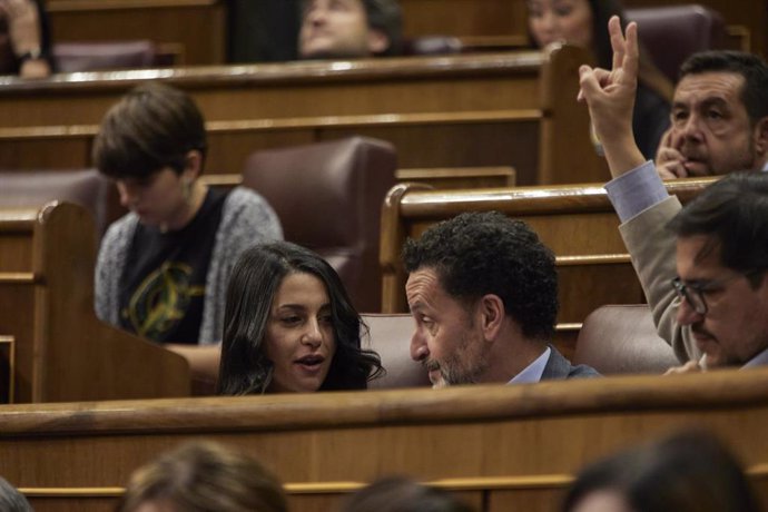 La líder de Cs, Inés Arrimadas (i), y el portavoz adjunto de Ciudadanos en el Congreso, Edmundo Bal, conversan en una sesión plenaria, en el Congreso de los Diputados, a 30 de junio de 2022, en Madrid (España).