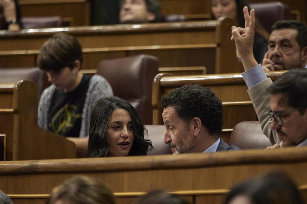 La líder de Cs, Inés Arrimadas (i), y el portavoz adjunto de Ciudadanos en el Congreso, Edmundo Bal, conversan en una sesión plenaria, en el Congreso de los Diputados, a 30 de junio de 2022, en Madrid (España).