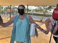 Isabel Pantoja llega a Jerez de la Frontera escoltada por sus hombres de confianza y... ¿con pinganillo?