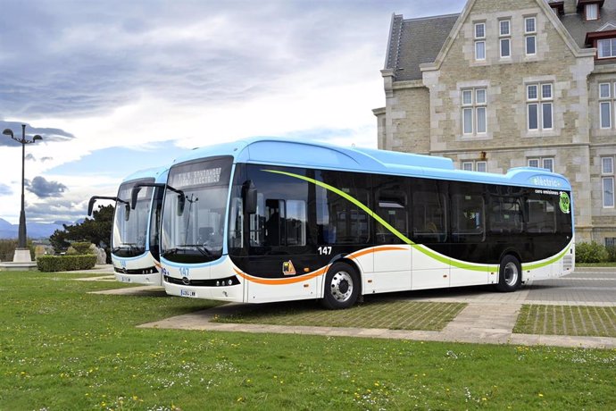 Archivo - Nuevos autobuses eléctricos del TUS