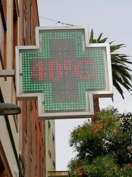 Archivo - Un termómetro de una farmacia en La Laguna marca 40 grados en el verano de 2021