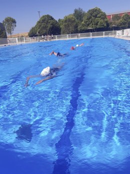 Varios triatletas entrenan en la piscina de Cuéllar.