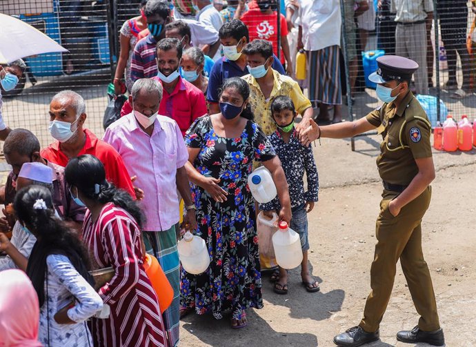 Archivo - La població singalesa fa cua a Colombo per comprar queros en plena crisi econmica