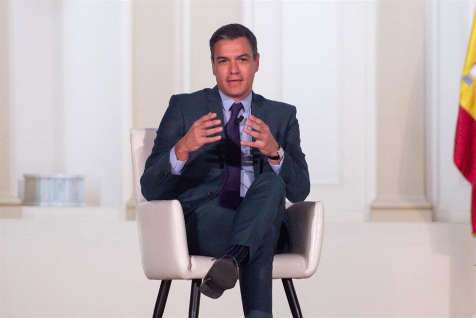 El presidente del Gobierno, Pedro Sánchez, interviene en un diálogo con el Premio Nobel de Ciencias Económicas, en el Aula Maluquer, a 4 de julio de 2022, en Madrid (España). El diálogo se enmarca en la jornada