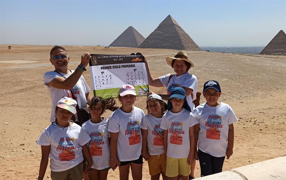 Alumnos y docentes del proyecto educativo Tocando la Historia visitan las pirámidez de Guiza