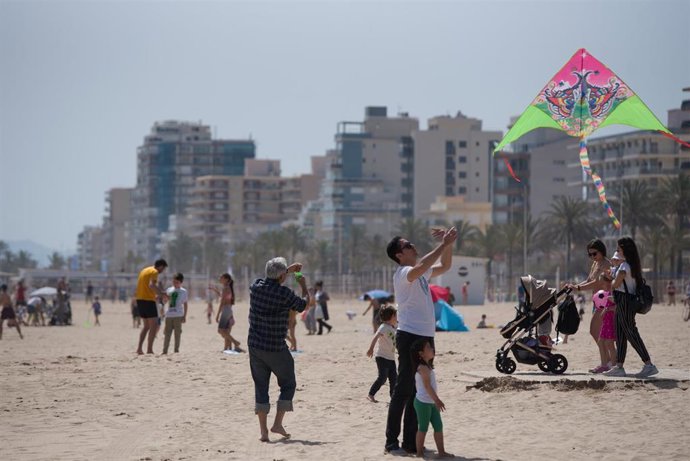 Archivo - Varias personas participan en un festival de cometas en la playa de Gandia, a 16 de abril de 2022, en Gandía, Valencia, Comunidad Valenciana (España). El Festival de cometas gigantes o cachirulos es típico de las Pascuas, y se lleva a cabo t