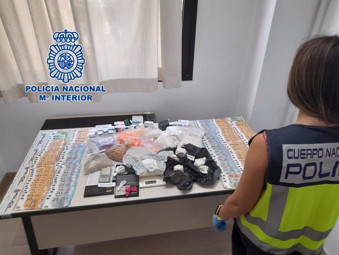 Nota De Prensa:"La Policía Nacional Desarticula Un Punto De Venta De Drogas Al Menudeo En La Colonia Santa Isabel Deteniendo A 16 Personas E Incauta Gran Variedad De Drogas Y Más De 9.500 Euros En Metálico"