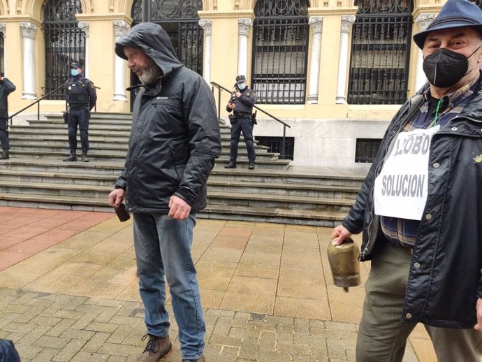 Archivo - Ganaderos en Oviedo frente a la sede de Presidencia.