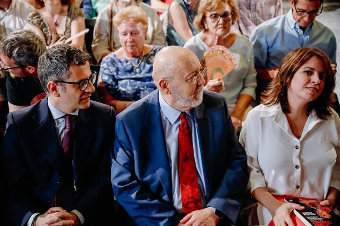 (I-D) El ministro de la Presidencia, Relaciones con las Cortes y Memoria Democrática, Félix Bolaños; el presidente del Centro de Investigaciones Sociológicas (CIS), José Félix Tezanos, y la vicesecretaria general del PSOE, Adriana Lastra.