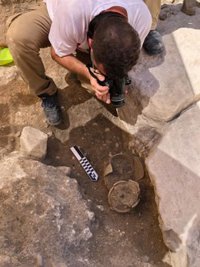 Técnicos del campo arqueológico que el Ayuntamiento de Jaén desarrolla en Marroquíes Bajos hallan un enterramiento íbero