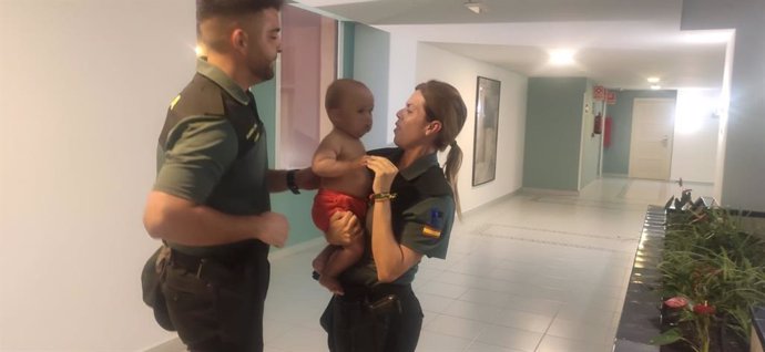 Dos guardias civiles salvan la vida a un bebé que se atragantó con una medicina en Fuerteventura