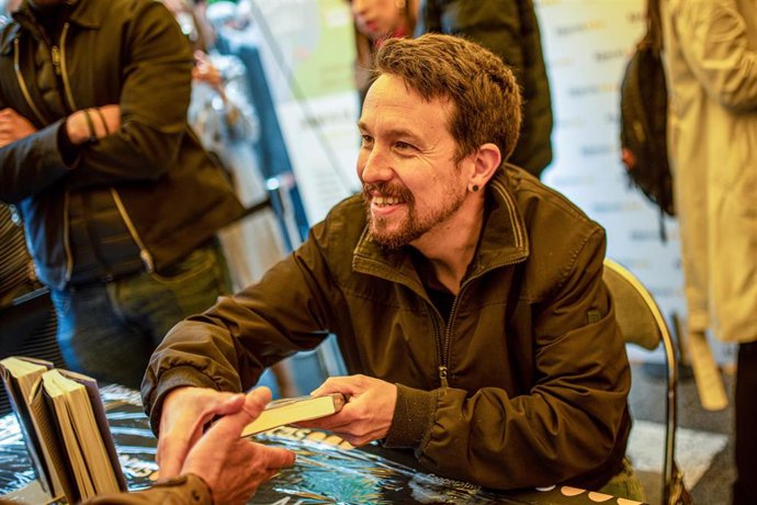 Archivo - El exvicepresidente del Gobierno y exlíder de Podemos, Pablo Iglesias, firma su libro en el mismo día que se celebra el Dia Internacional del Libro en la caseta de Casa del Libro, a 23 de abril de 2022, en Barcelona, (España). (Foto de archivo