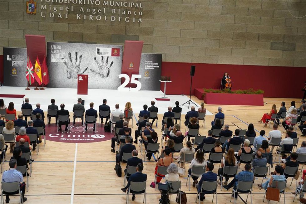 Vista general del homenaje a Miguel Ángel en Ermua, en el 25 anu¡inersario del asesinato de Miguel Ángel Blanco