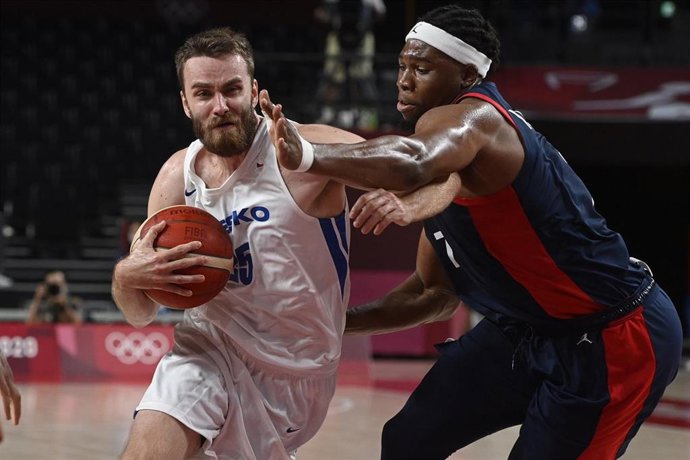 Archivo - David Jelinek ante Guerschon Yabusele en un República Checa-Francia