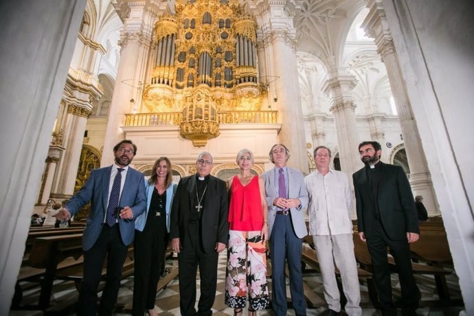 La consejera de Cultura y Patrimonio Histórico en funciones, Patricia del Pozo, ha visitado esta semana los trabajos de restauración en el órgano de la Catedral de Granada.