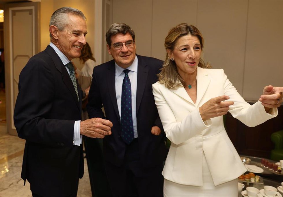 Archivo - (I-D) El presidente de Europa Press, Asís Martín de Cabiedes; el ministro de Inclusión, Seguridad Social y Migraciones, José Luis Escrivá; y la vicepresidenta segunda y ministra de Trabajo, Yolanda Díaz, en un desayuno informativo de Europa Pr