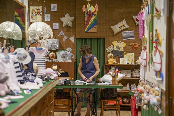 Persona autónoma en su comercio