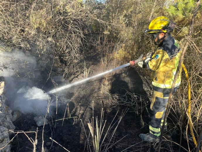 Un efectivo del Ibanat trabajando en la extinción del incendio en el Puig de Can Mateu de Capdepera