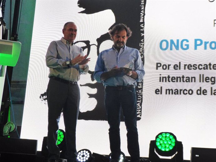 El fundador y director de Proactiva Open Arms, Óscar Camps, recoge un premio en Casares.