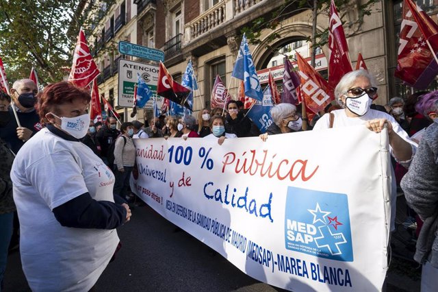 Archivo - Integrantes de una manifestación en Madrid convocada por 'Marea Blanca'.