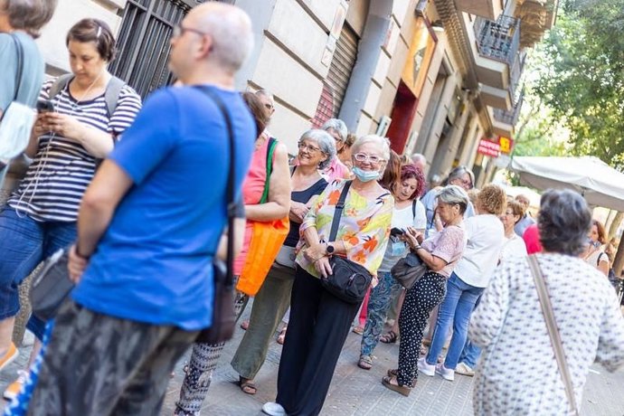 Una dona acudeix a una de les projeccions del festival de cinema 'La Gran Pantalla' de Barcelona