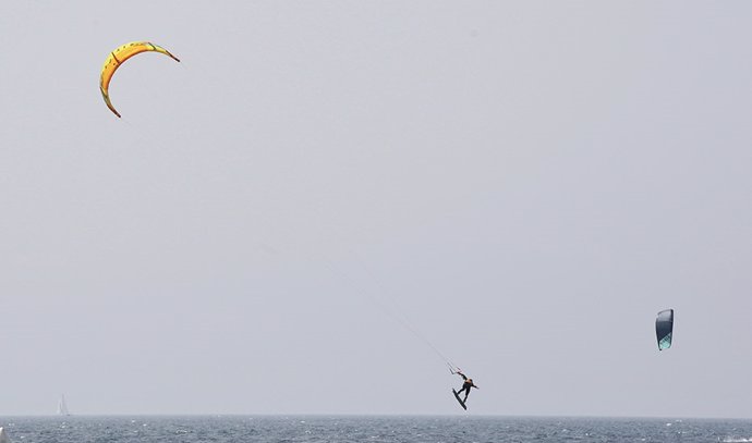 Archivo - Imagen de archivo de kitesurfistas en Cádiz